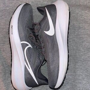 Nike Air Zoom Running Shoes Women’s Size 9 Gray White Athletic Sneakers